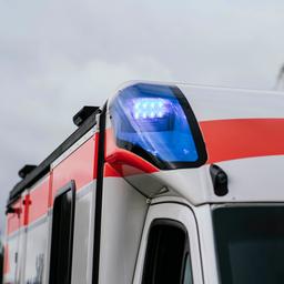 Die Blaulichtanlage an einem Rettungswagen.