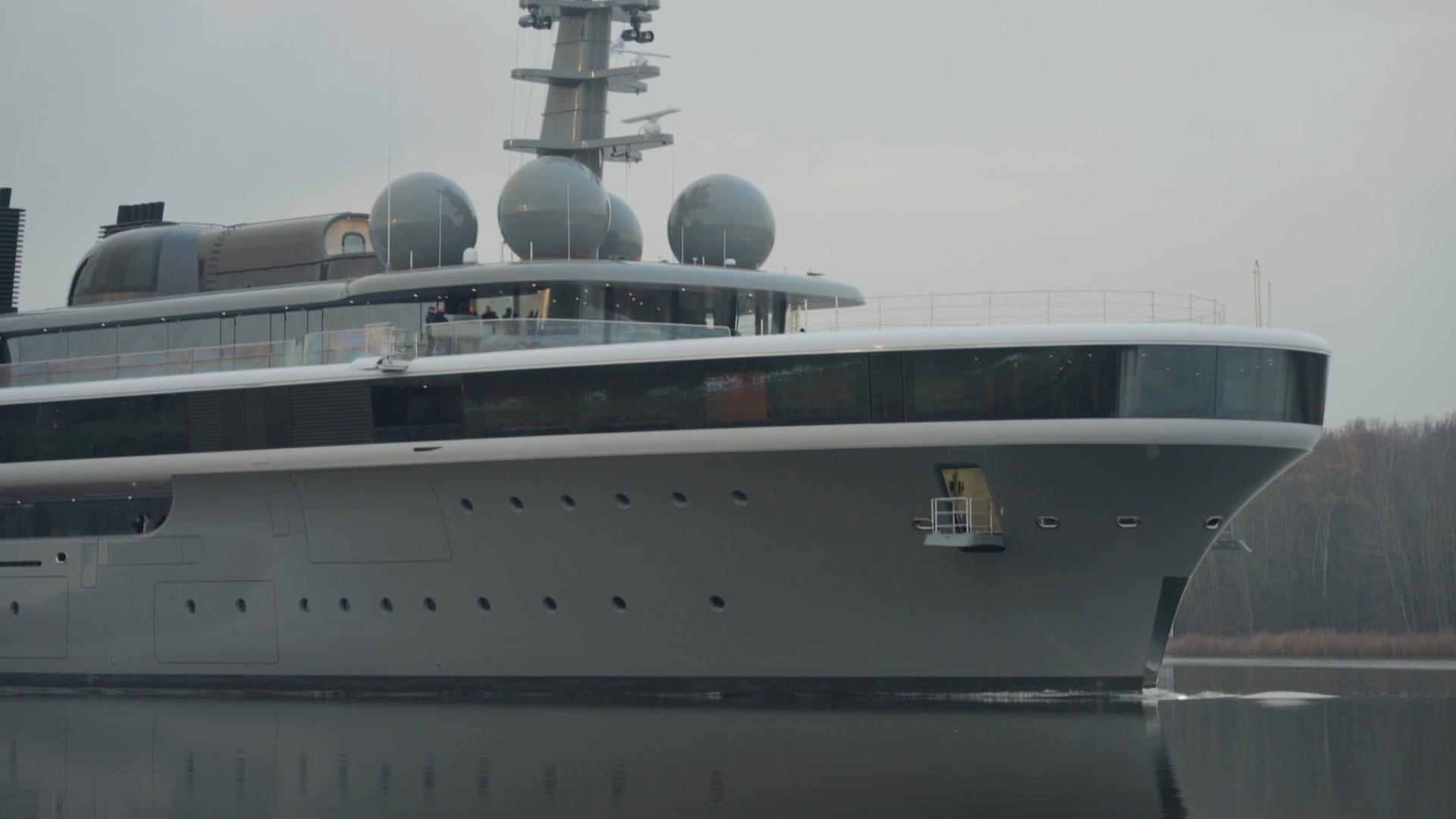 Super-Jacht "Cosmos" auf Probefahrt im Nord-Ostsee-Kanal