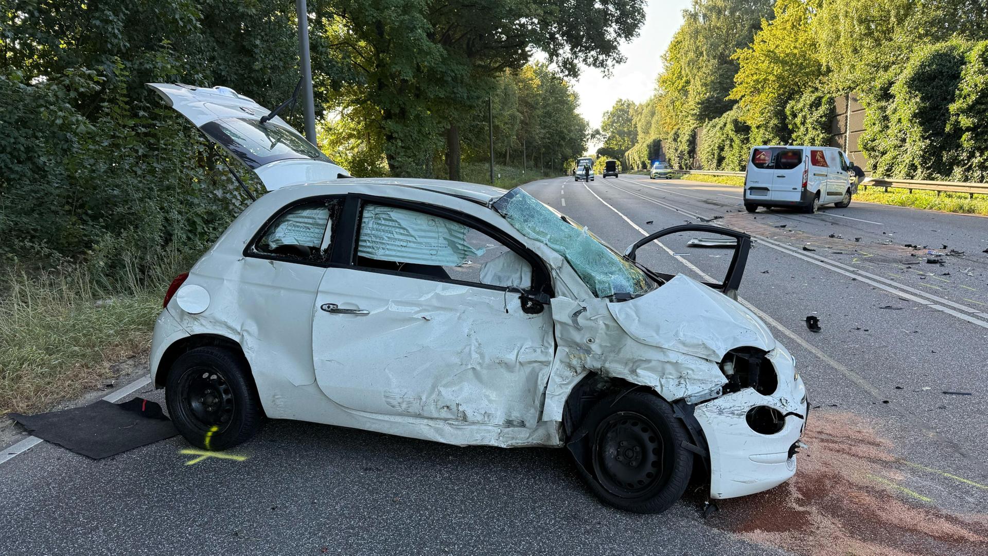 Verletzte bei schwerem Unfall auf der B5 in Hamburg