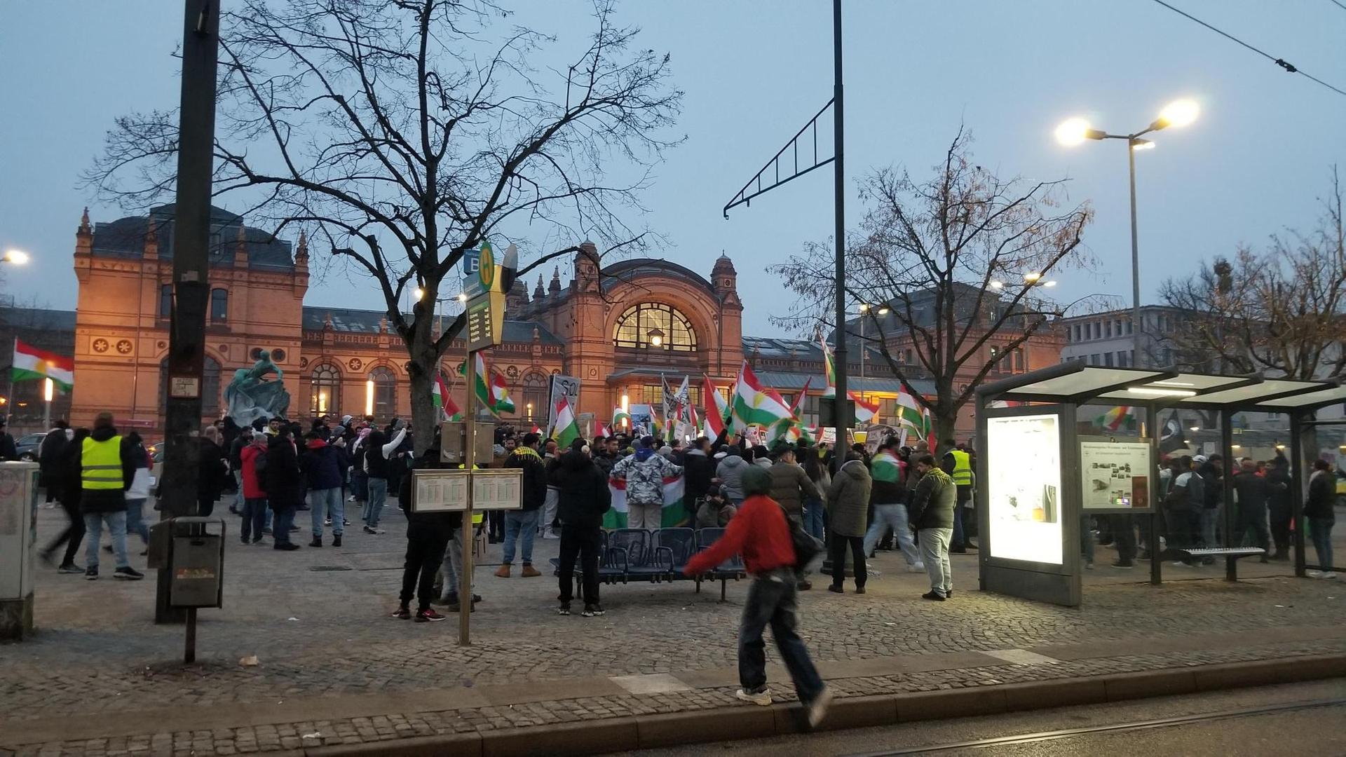 Schwerin: Mehr als 300 Menschen demonstrieren für Kurden in Syrien