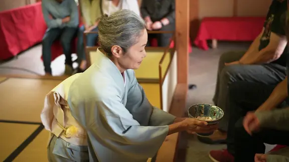 Eine Japanerin in traditioneller Kleidung bei einer Teezeremonie.