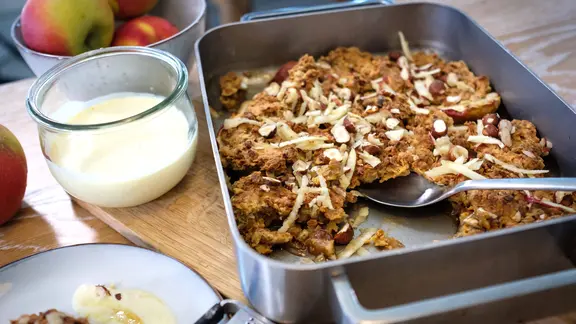 Apfel-Crumble mit Knuspermüsli-Brösel in einer Auflaufform | NDR, Tarik Rose Apfel-Crumble mit Knuspermüsli-Brösel in einer Auflaufform