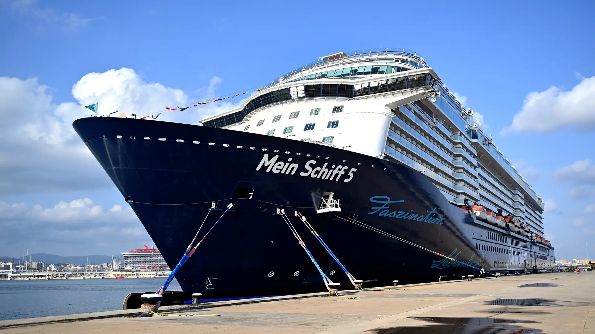 Zwei TUI Cruises Kreuzfahrtschiffe passieren die Straße von Hormus