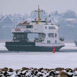 Die Hiddensee-Fähre "Vitte" und das Mehrzweckschiff und Eisbrecher "Görmitz" des Wasser- und Schifffahrtsamtes Ostsee