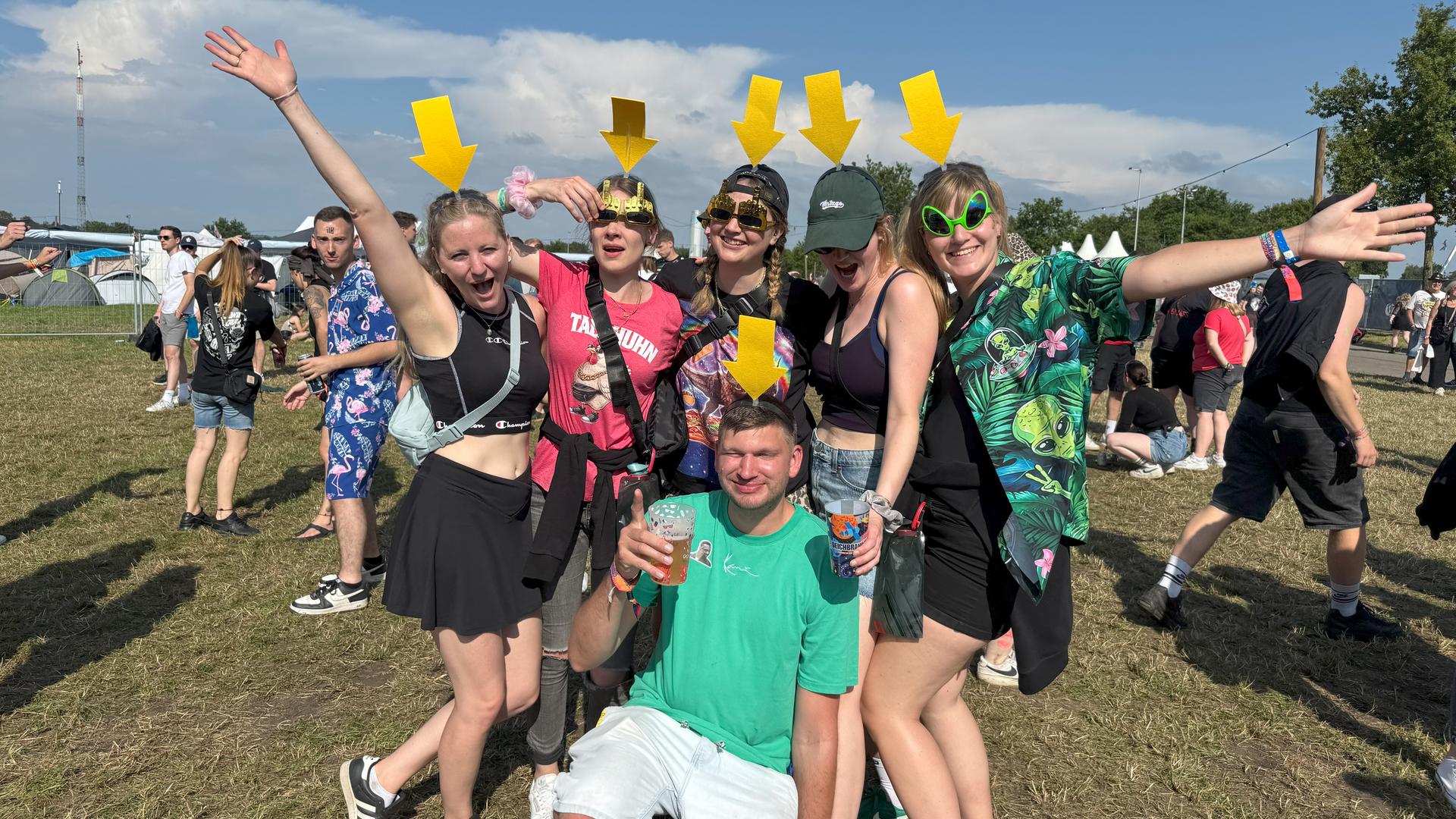 Festivalgänger mit Pfeilen auf dem Kopf auf dem Deichbrand Festival 2025 | NDR.de/Kai Salander