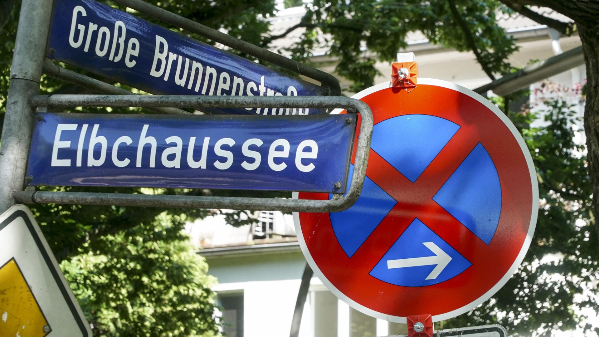 Straßenschilder der Elbchaussee und der Großen Brunnenstraße sind zu sehen.  | picture alliance / ABBfoto | -
