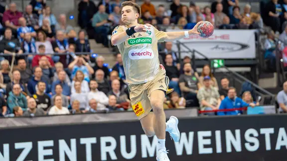 Renars Uscins von Hannover-Burgdorf steigt hoch zum Wurf. | IMAGO / Lobeca Renars Uscins von Hannover-Burgdorf steigt hoch zum Wurf.