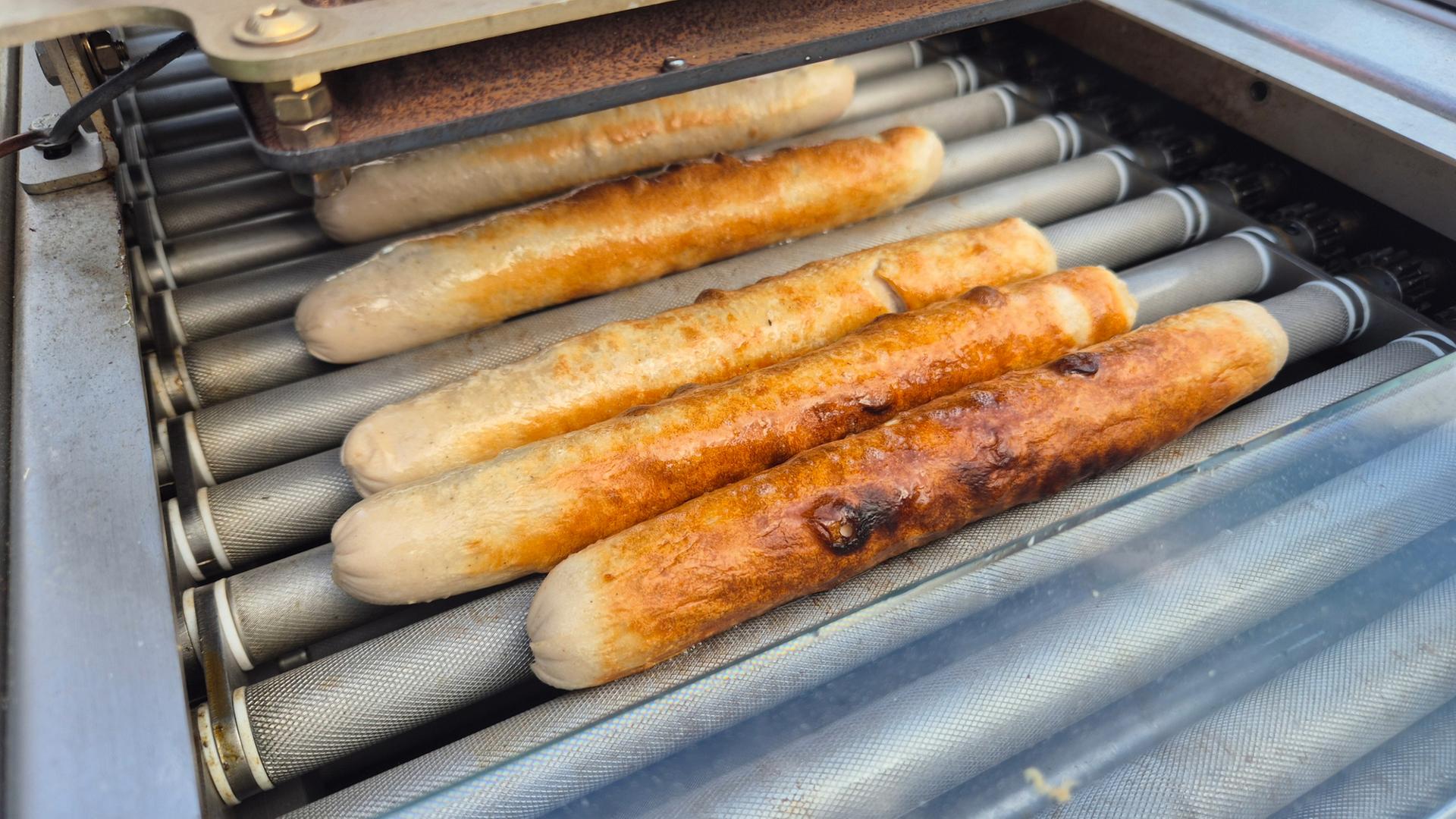 Bratwürste in einer automatisierten Grill-Maschine | NDR, Britta Nareyka