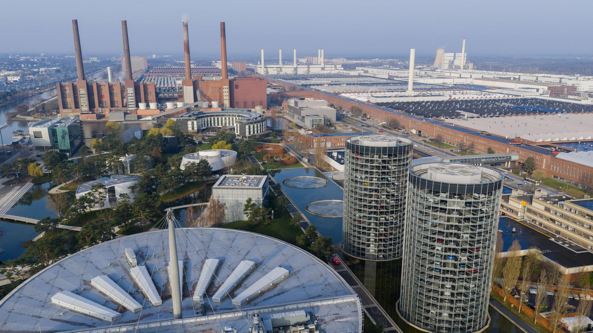 Neufahrzeuge von Volkswagen stehen zur Auslieferung in den Autotürmen der Autostadt am Stammwerk von Volkswagen (Luftaufnahme mit Drohne).  | dpa-Bildfunk, Julian Stratenschulte