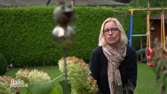 Friedländerin Antje Wegener in ihrem Garten.