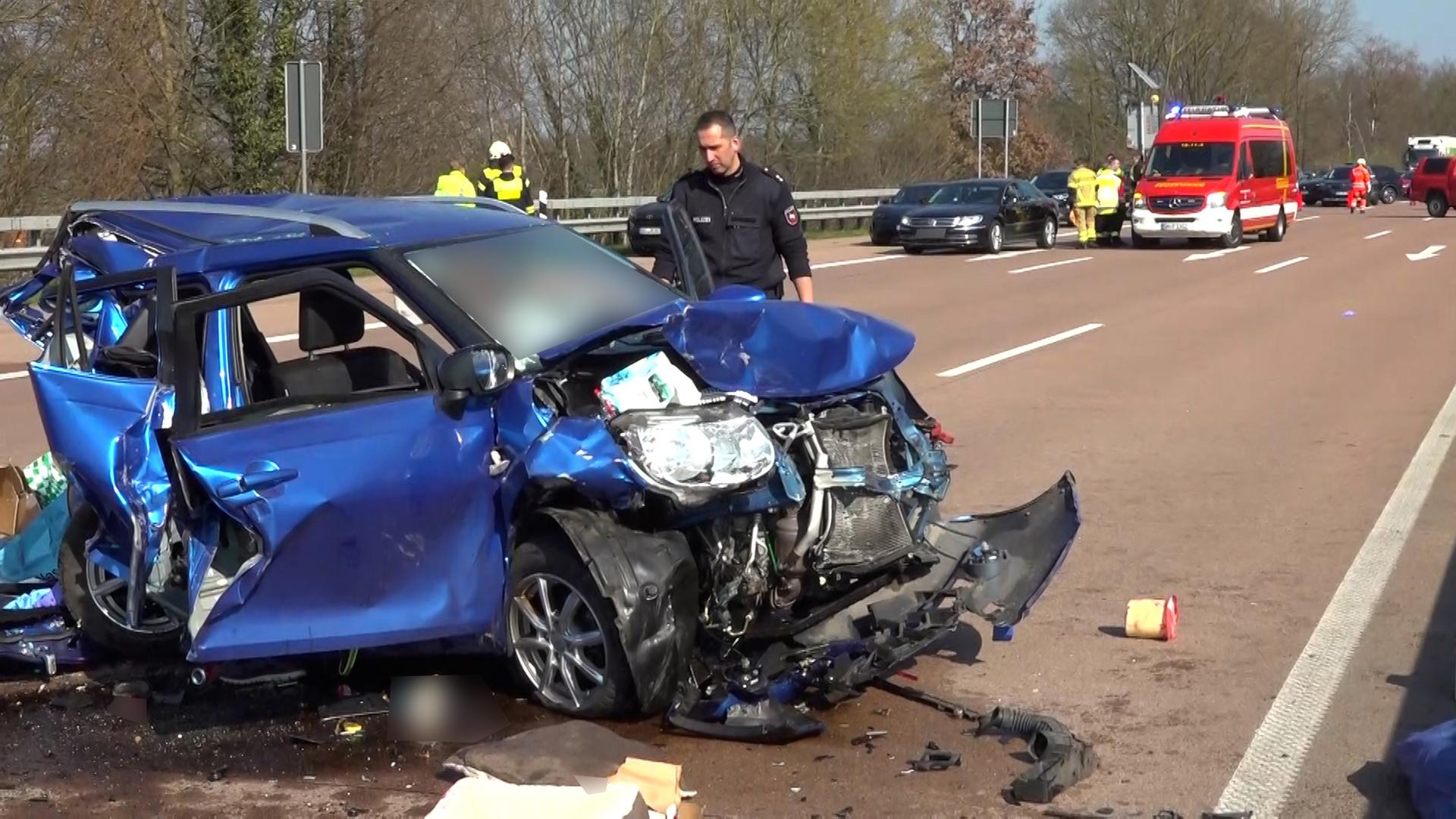 Rettungskräfte an einem Autowrack nach einem Unfall auf der A1 beim Dreieck Stuhr | NonstopNews