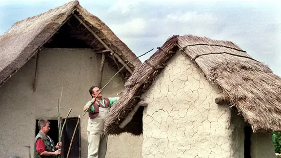 Rückblick auf das Jahr 1998: In Kussow (Landkreis Nordwestmecklenburg) wird ein Freilichtmuseum zur Steinzeit errichtet.