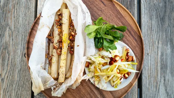 Schwarzwurzeln in Pergament mit Chicorée-Salat | ndr.de