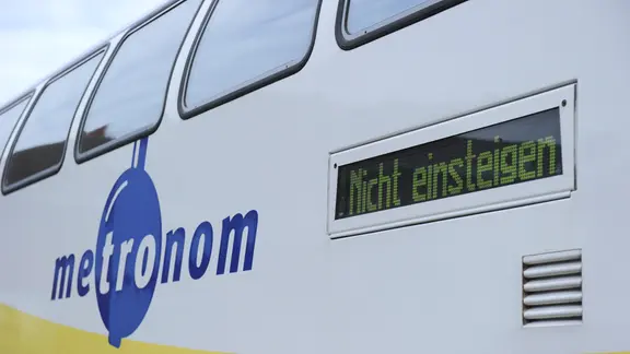 Ein Metronom-Zug mit dem Hinweis "Nicht einsteigen".