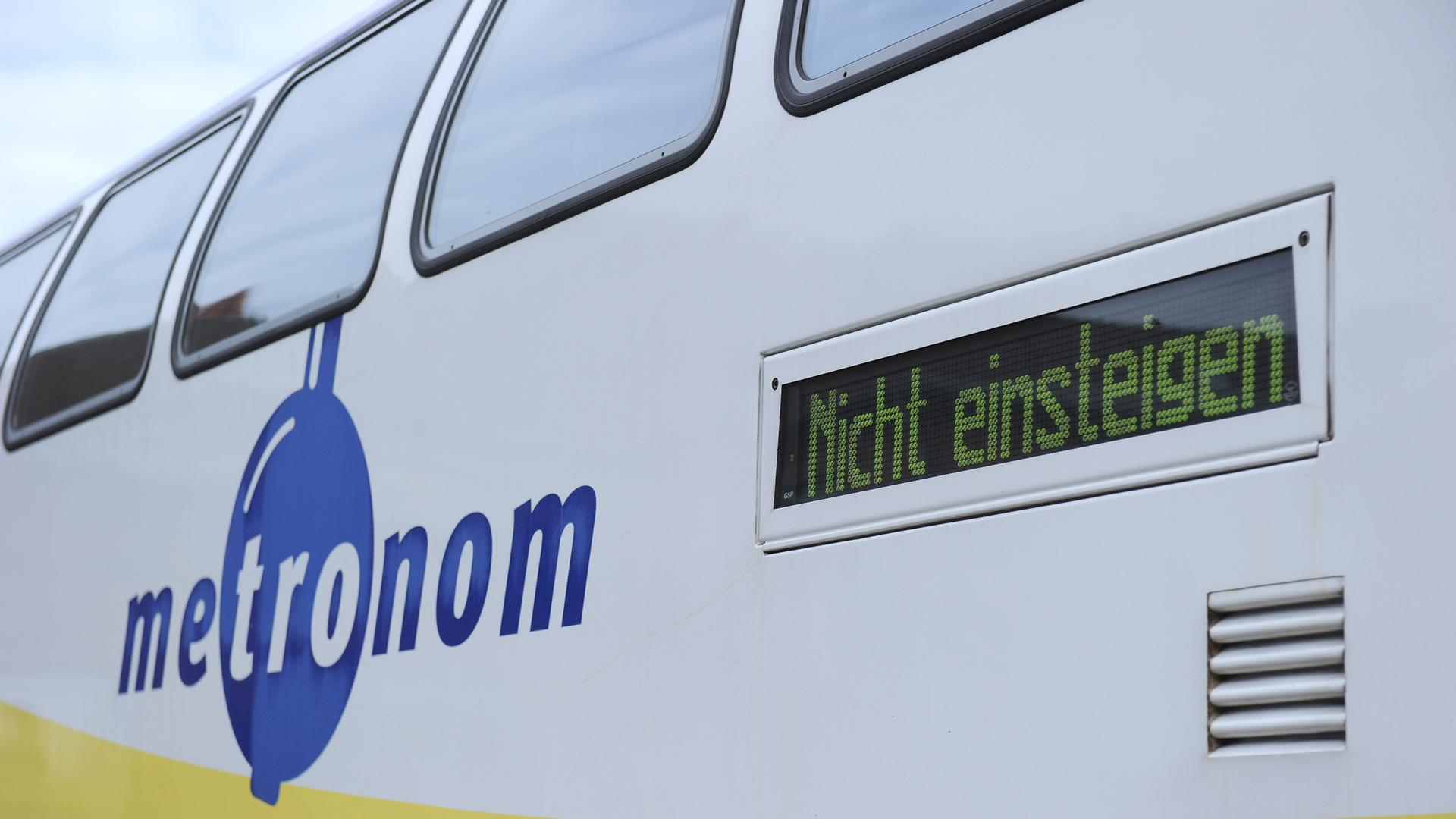 Ein Metronom-Zug mit dem Hinweis 