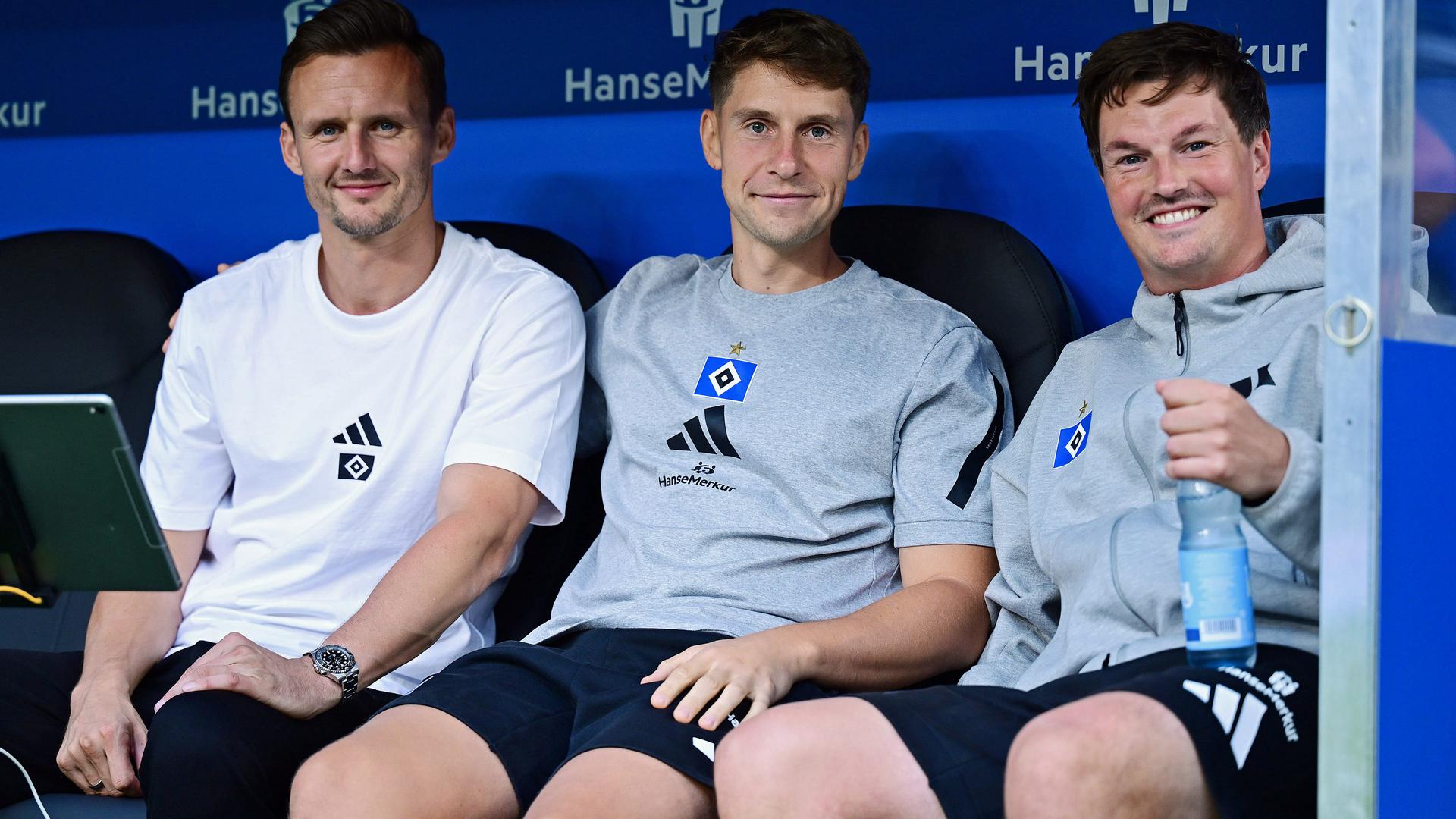 HSV-Sportdirektor Claus Costa (l.) mit den HSV-Trainern Merlin Polzin (r.) und Loic Favé | Witters / Leonie Horky