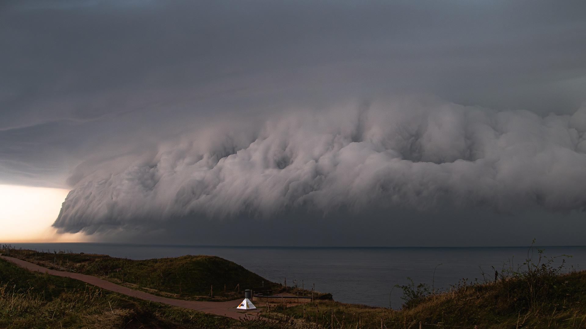 Gewitter auf Helgoland: Wolkenwalze rollt über Insel hinweg 