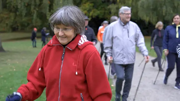 Herzsportgruppe beim Walking im Park.