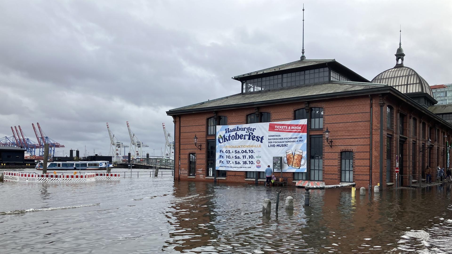 Sturmflut: Fischmarkt in Hamburg unter Wasser