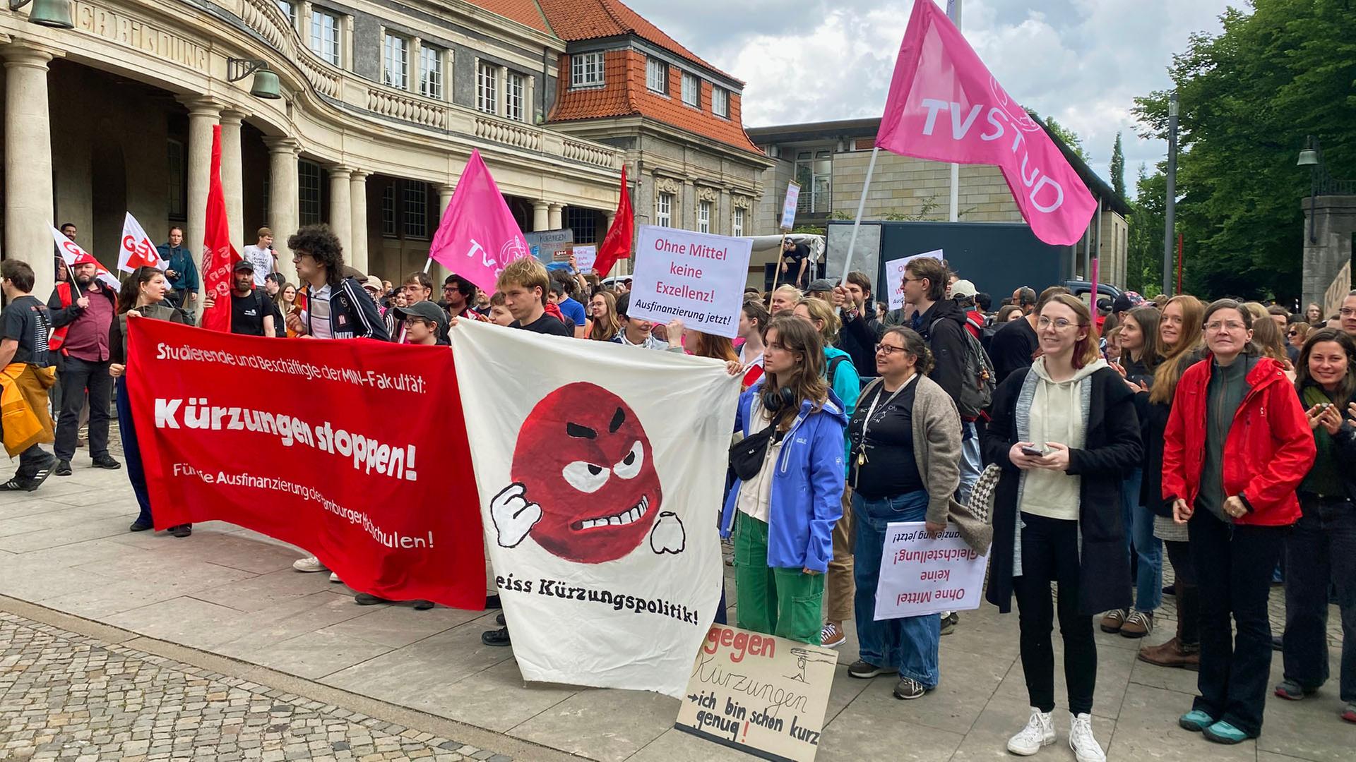 „Exzellent, aber pleite“: Studierende demonstrieren gegen Sparpolitik