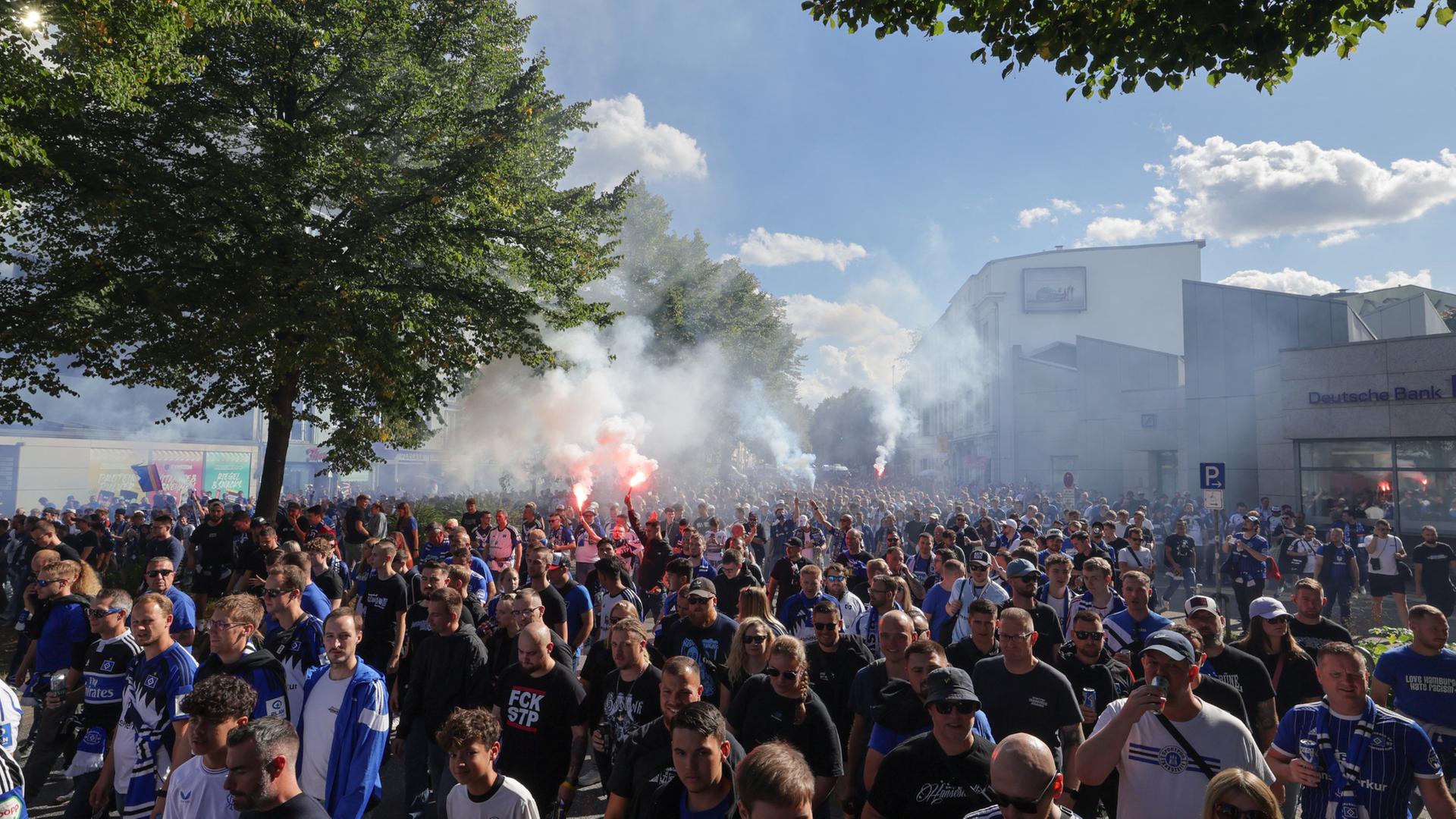 Stadtderby: HSV-Fanmarsch und St.Pauli-„Fanfahrt“ auf dem Weg