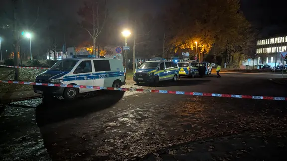 Polizeifahrzeuge vor einer Universität in Lübeck