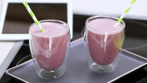 Zwei Gläser Himbeer-Eiweiß-Shake