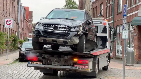 Ein verbeultes Auto wird nach einem Unfall von einem Abschleppwagen abtransportiert.