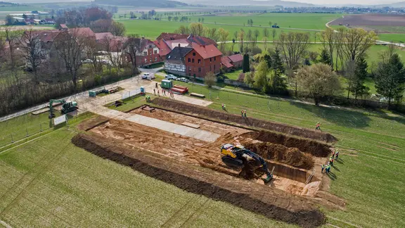 Ein Bagger hebt auf dem Versuchsgut Reinshof der Uni Göttingen ein rund 2.500 Quadratmeter großes Testfeld aus.