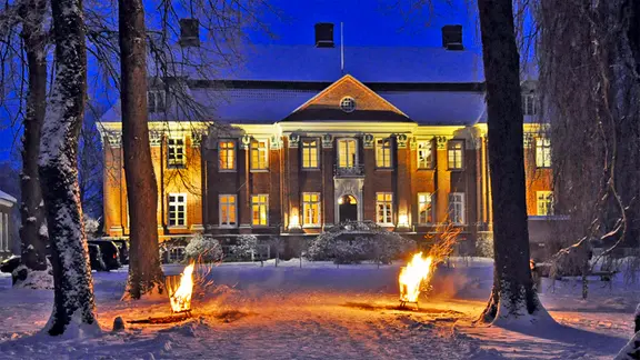 Auf Gut Pronstorf geht es an den Adventswochenenden stimmungsvoll zu. | Gut Pronstorf Gut Pronstorf bei Schnee zur Adventszeit