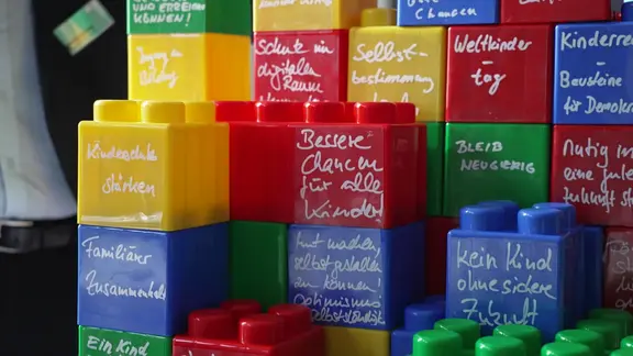 Große Legosteine mit einer handschriftlichen Beschriftung.