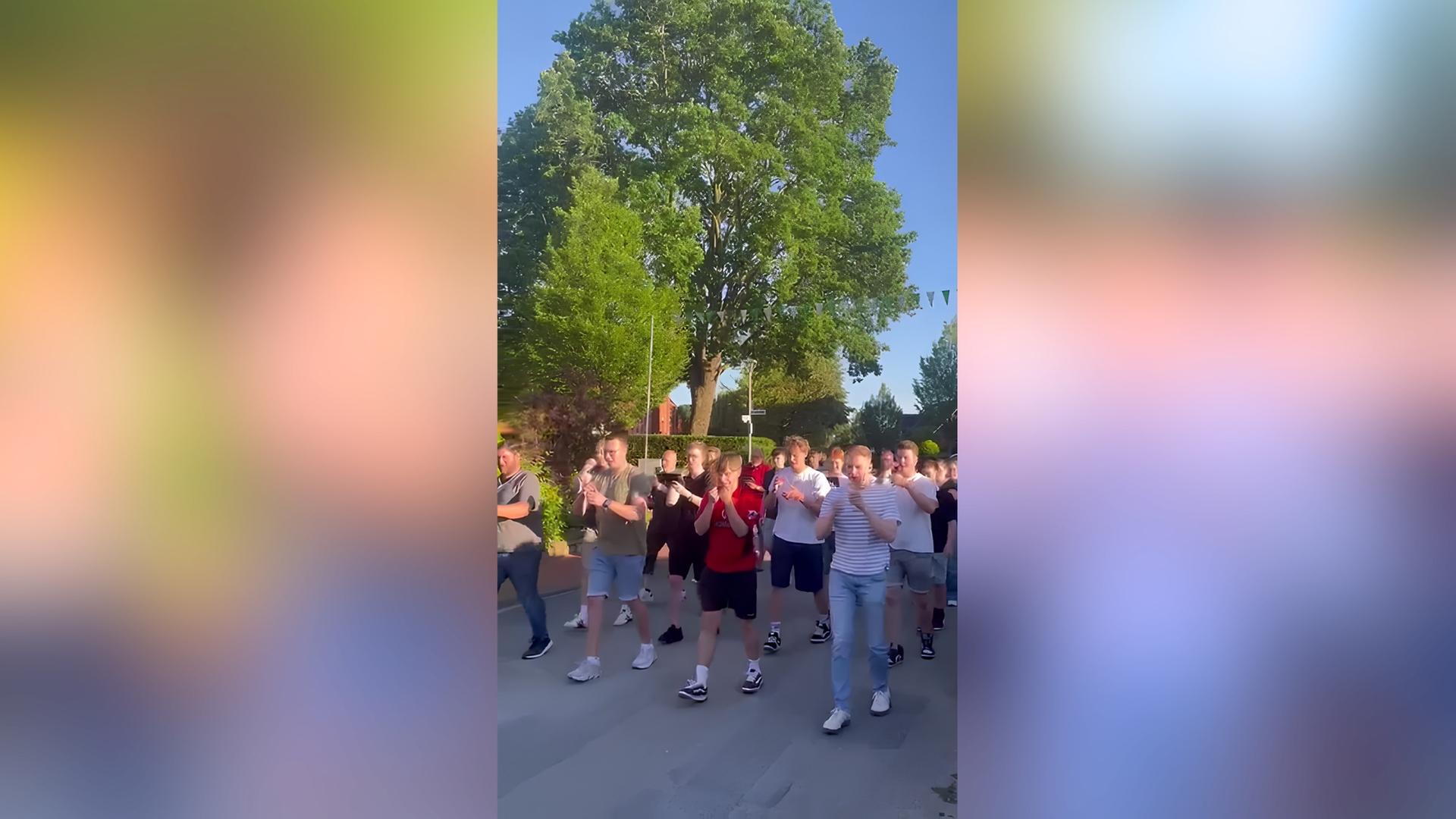 Ein Spielmannszug zieht ohne Instrumente, aber mit viel Humor durch die Straßen. | Musikverein Nortrup