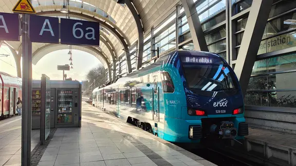 Ein Erixx-Akkuzug steht auf einem Gleis am Kieler Hauptbahnhof.
