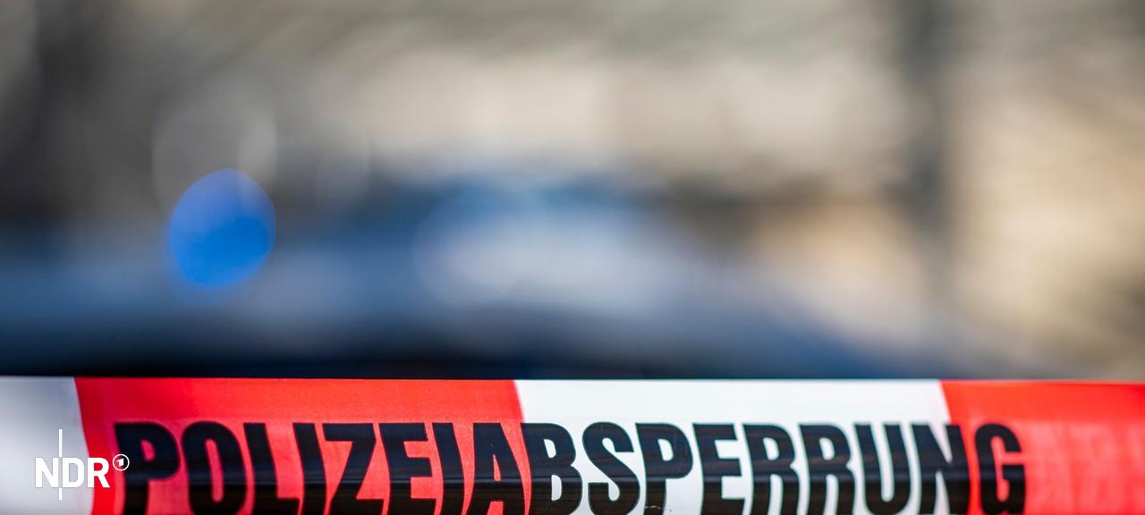 Ein Absperrband mit der Aufschrift «Polizeiabsperrung» ist vor einem Polizeiwagen aufgespannt. | dpa-Bildfunk, David Inderlied Ein Absperrband mit der Aufschrift «Polizeiabsperrung» ist vor einem Polizeiwagen aufgespannt.