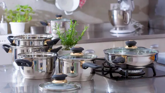Mehrere Edelstahltöpfe in einer Küche.