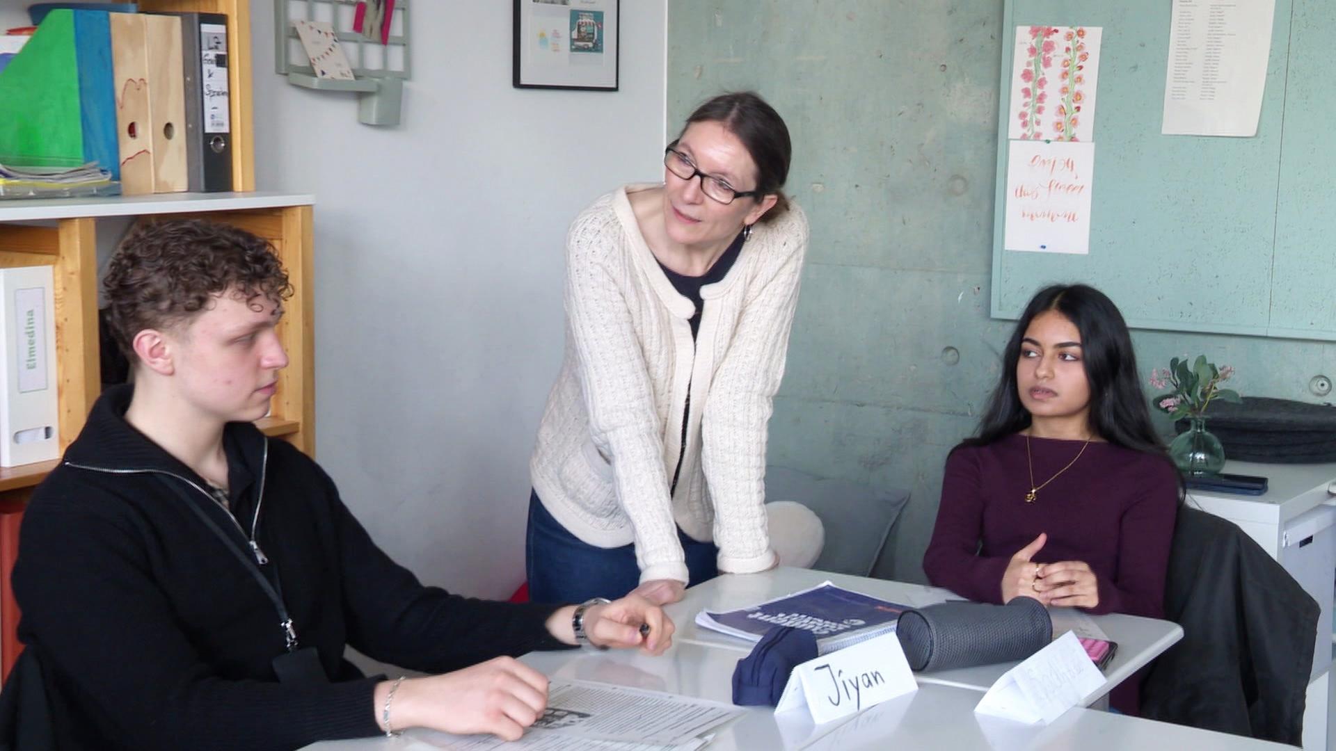 Hamburger Lernferien: Bildungssenatorin Bekeris zu Besuch