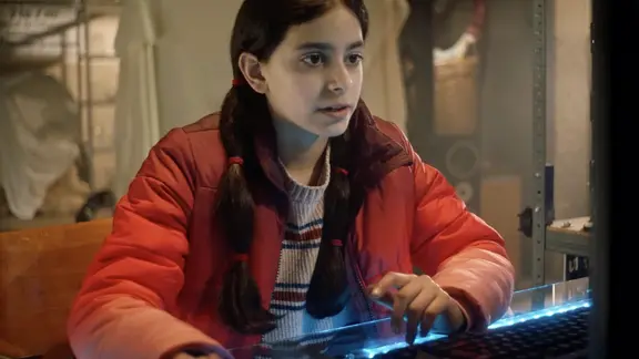 Jasina sitzt vor dem Computer im HQ.
