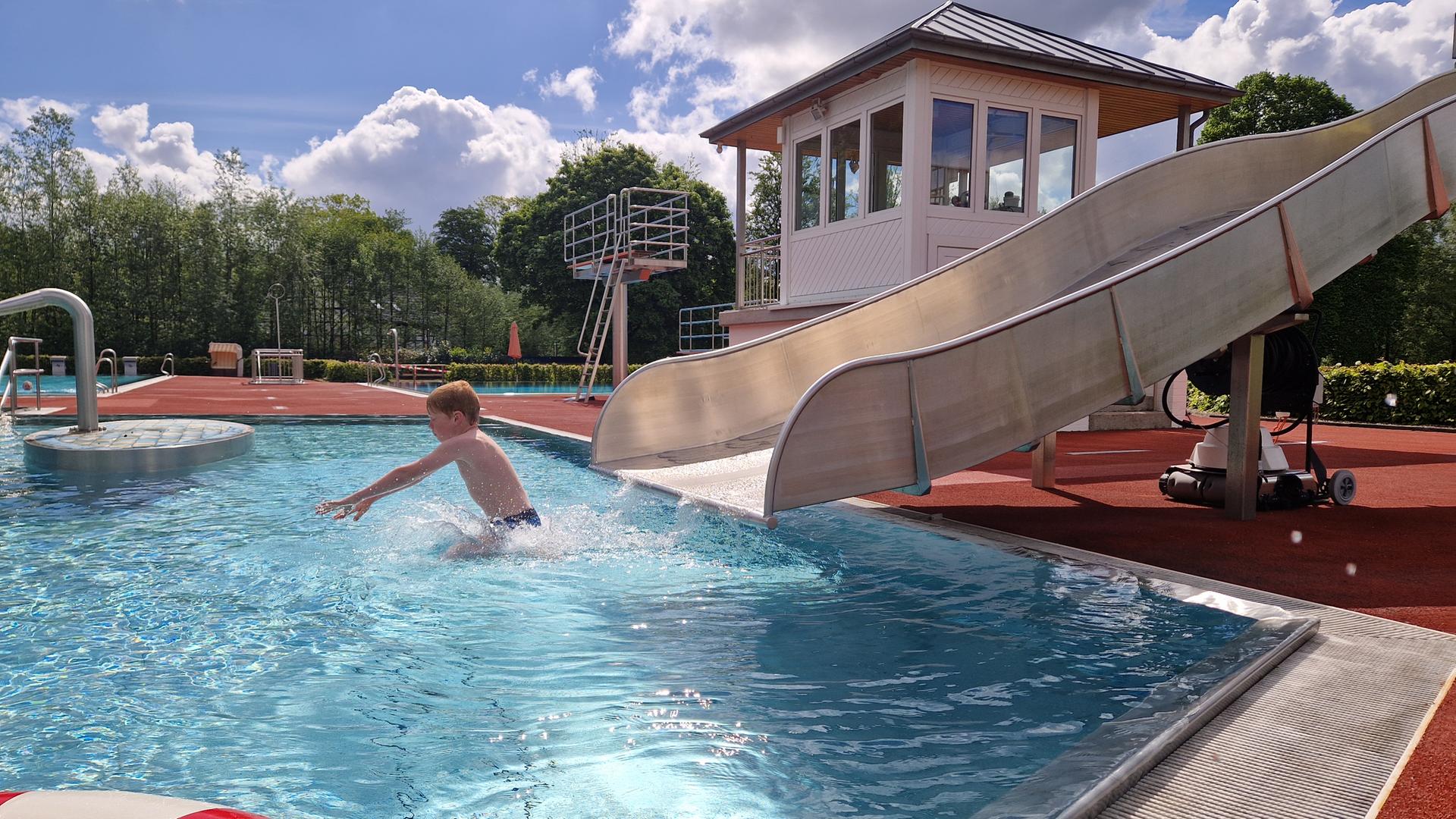 Ein Junge rutscht eine Rutsche im Freibad herunter. | NDR, Josephine Lütke