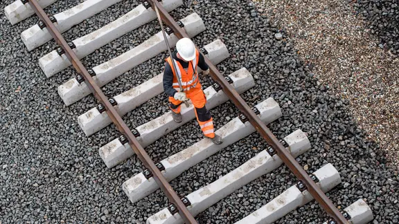 Ein Arbeiter in Hamburg durchläuft durch ein Eisenbahnsystem der Eisenbahn.