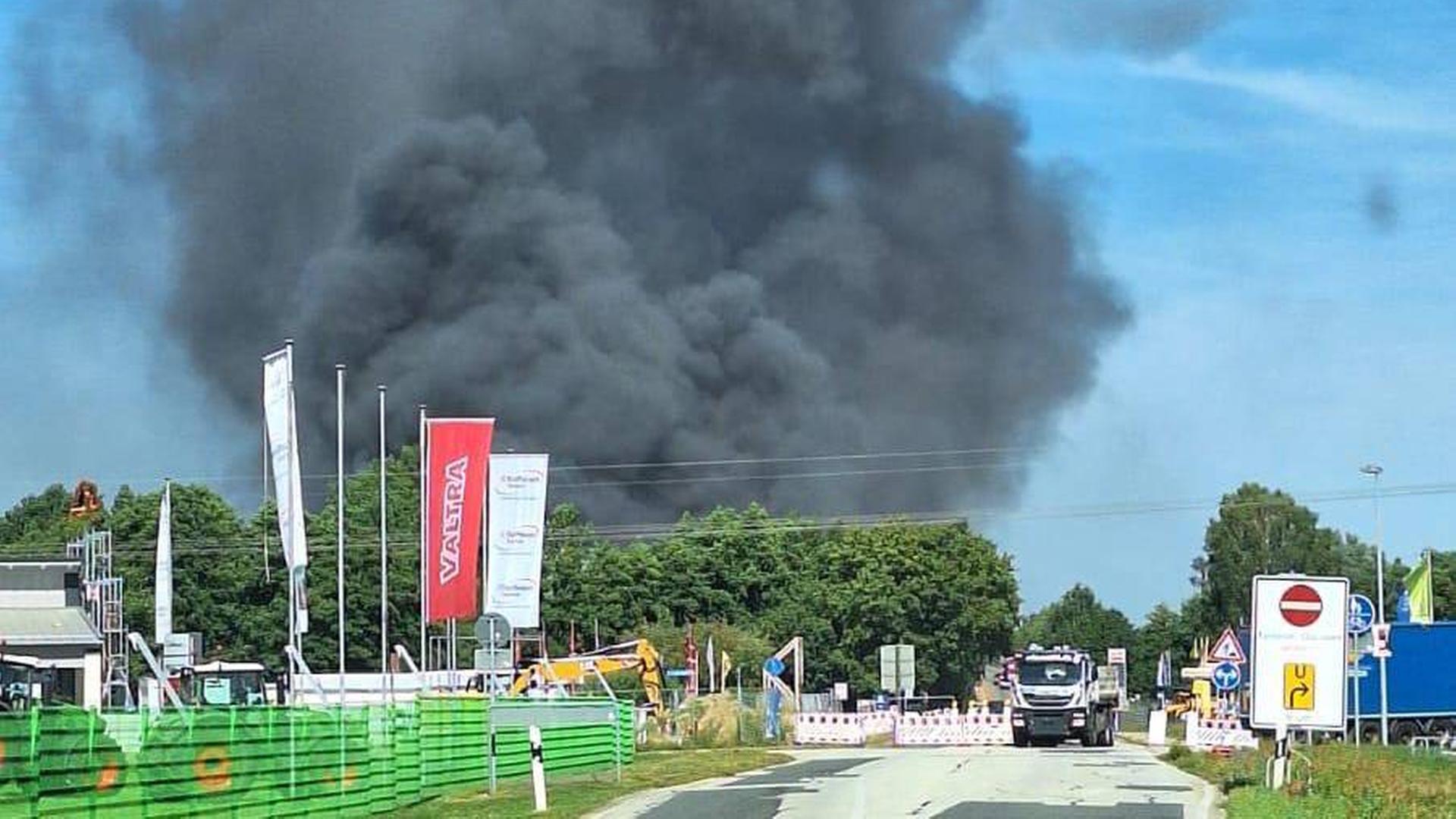 Reifenlager in Bützow brennt - Warnung vor Brandgeruch