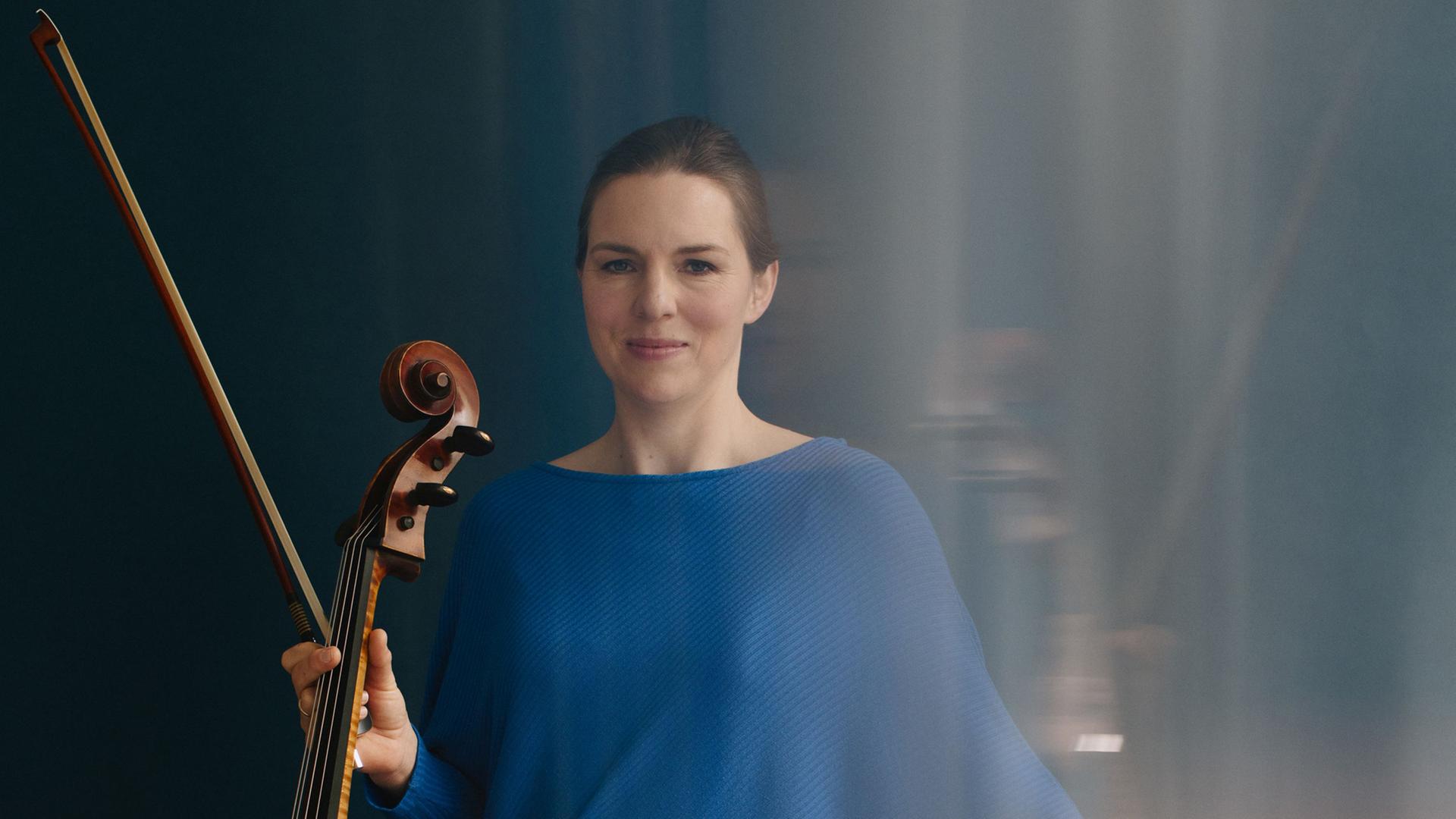 Cellistin Amanda Anderson vor blauem Hintergrund | NDR, Evelyn Dragan