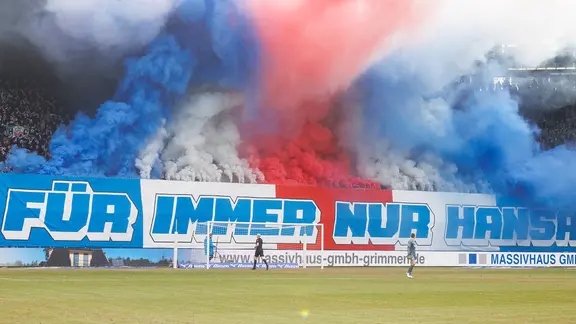 Rostock-Fans brennen Pyrotechnik ab.