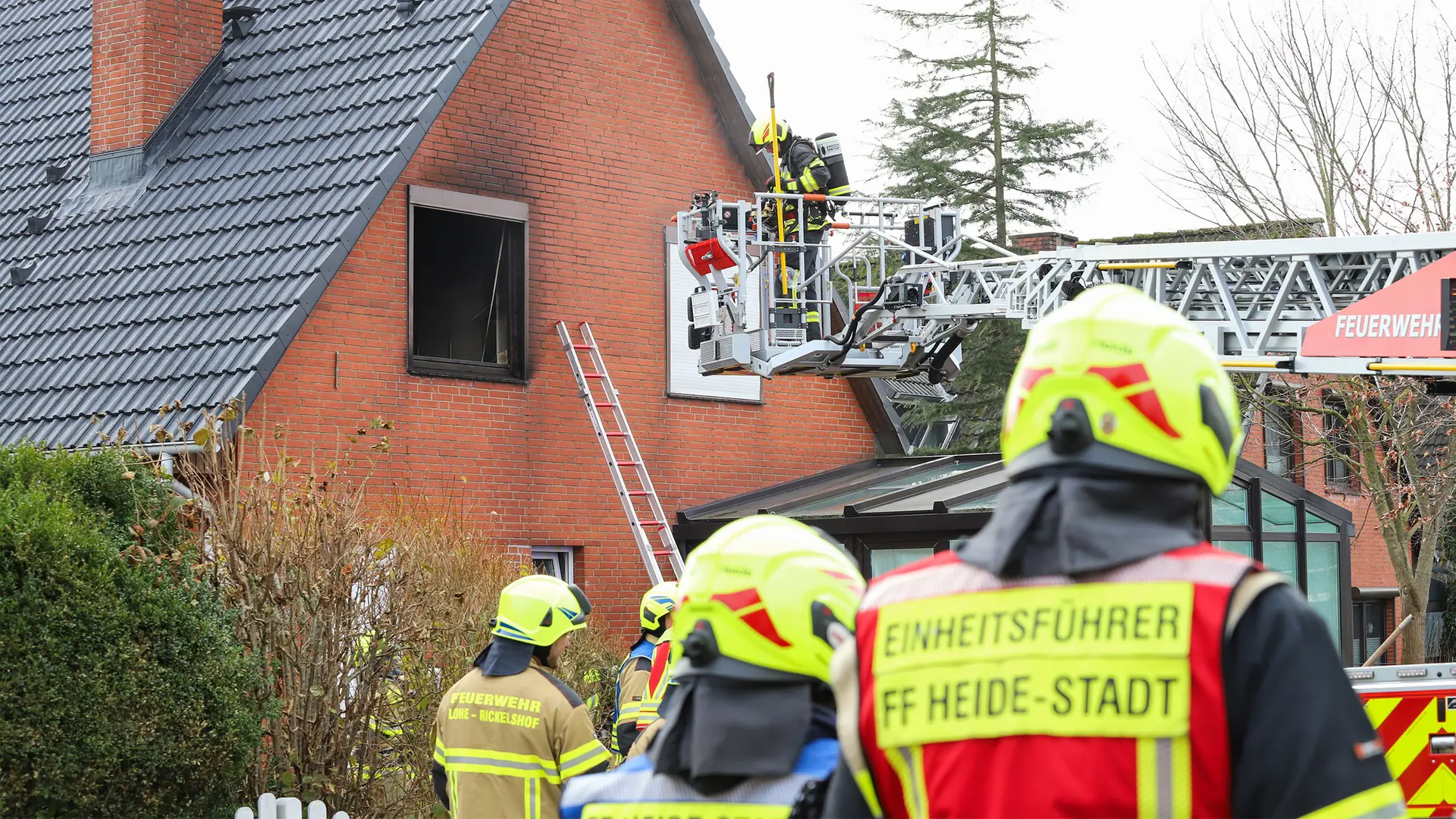 Hemmingstedt: Drei Verletzte bei Dachstuhlbrand