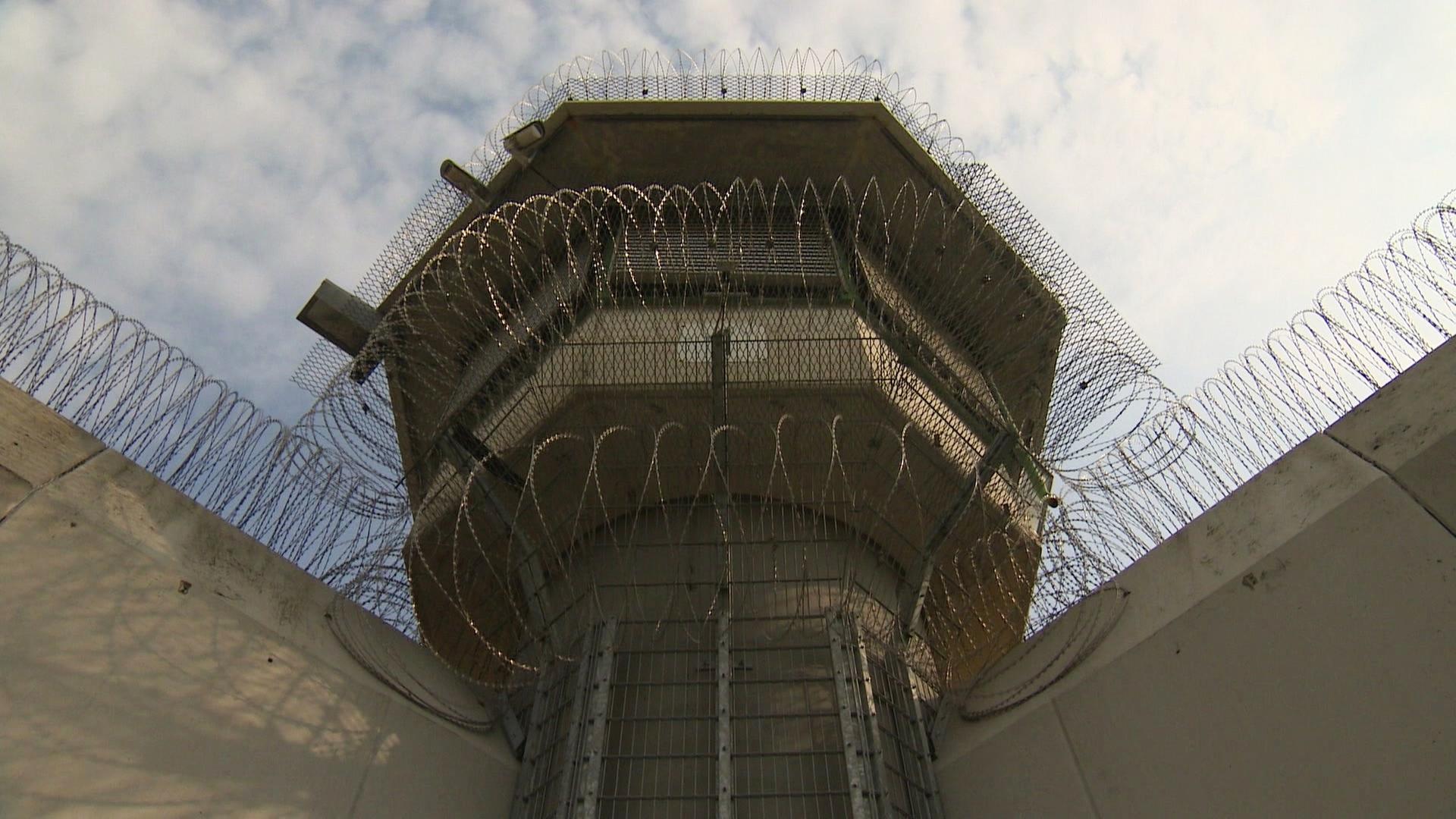 Der Wachturm der JVA Celle mit Stacheldraht. | Screenshot