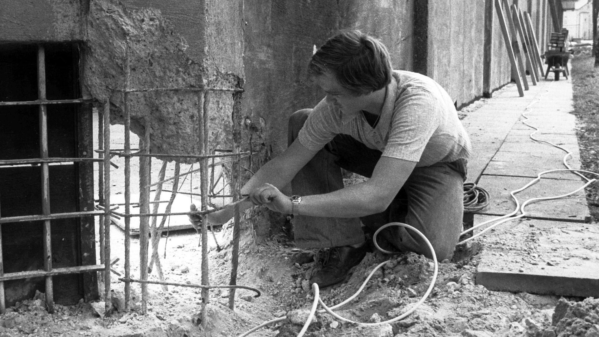 Das Archivbild vom 25. Juli 1978 zeigt das Loch in der Mauer des hochgesicherten Gefängnisses in Celle. | picture-alliance / dpa | Wolfgang_Weihs
