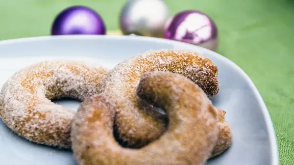 Vegane Vanillekipferl auf einem Teller.