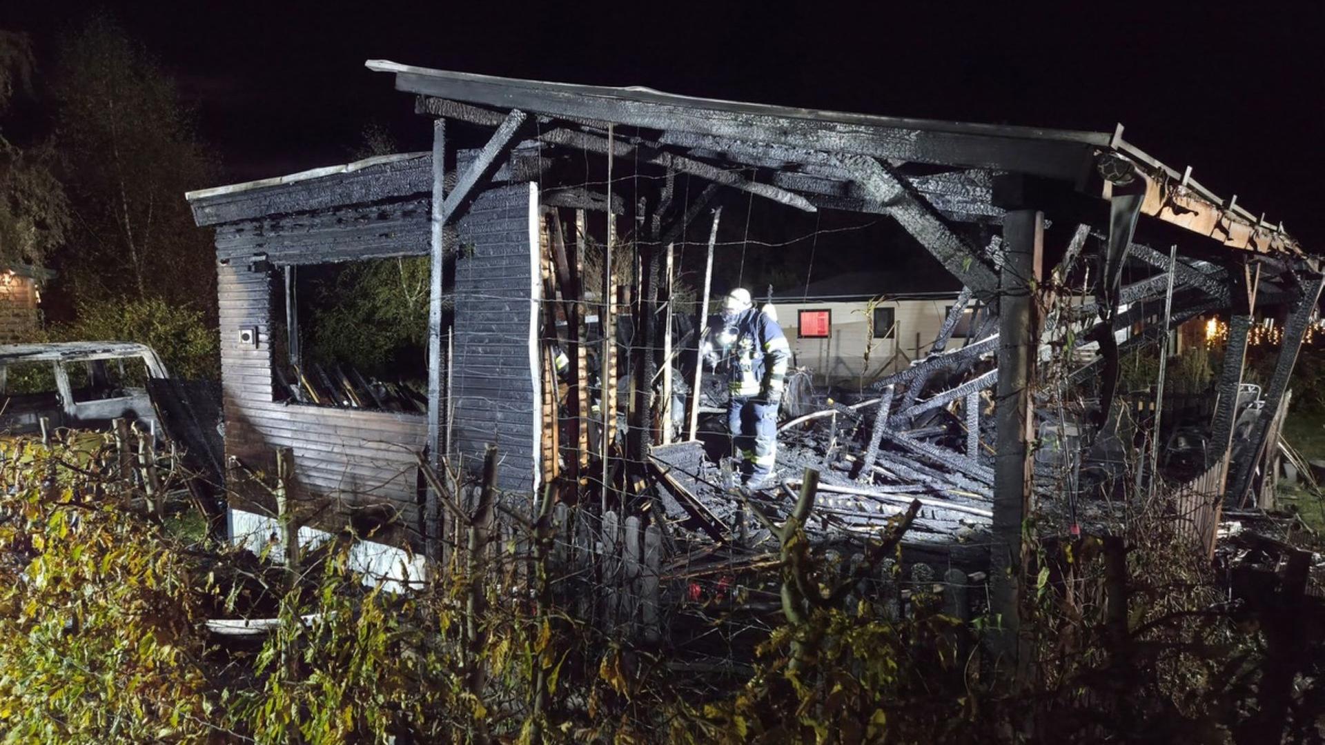 Ein Mobilheim in Lauenbrück ist bei einem Brand zerstört worden. | Kreisfeuerwehr Rotenburg (Wümme)