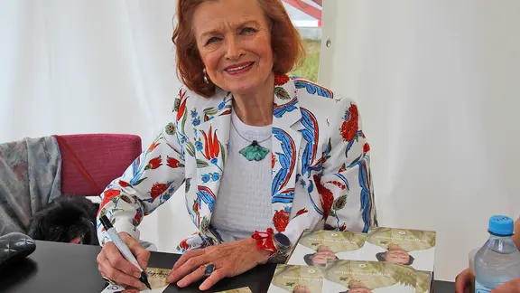 Schauspielerin Brigitte Antonius gibt Autogramme. | NDR, Meike Richter Schauspielerin Brigitte Antonius gibt Autogramme.