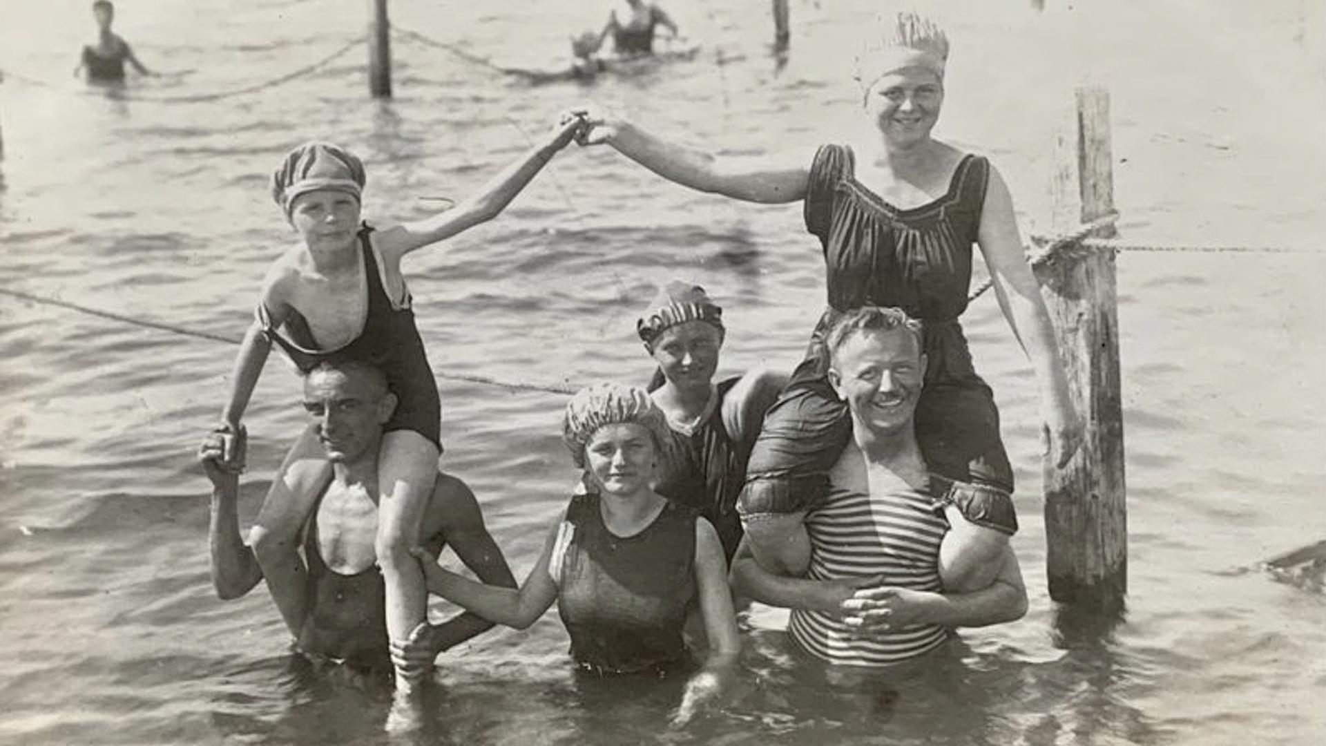 Vom Matrosenanzug zum Bikini: Bademoden früher und heute
