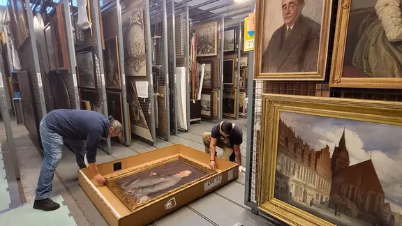 Wertvolle Bilder mit goldverzierten Rahmen werden verpackt. Ein aufwändiger Umzug der sensiblen Kunst.